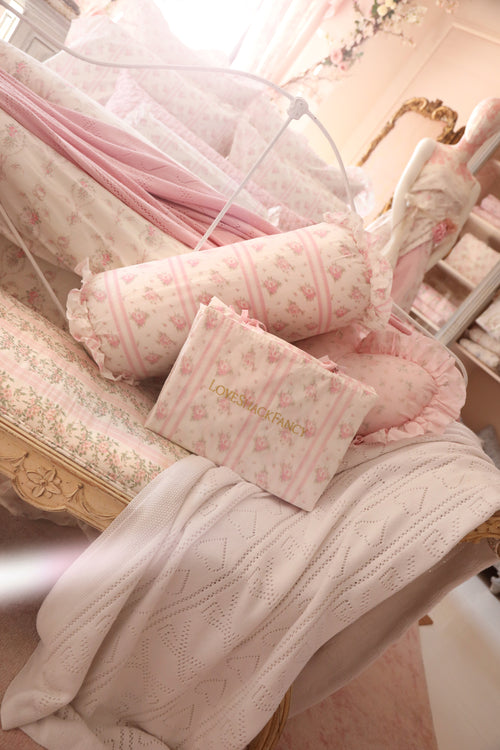 Introducing our lightweight and airy sheets in a beautiful floral pink design. Crafted from 100% cotton, these sheets offer the perfect combination of comfort and breathability.